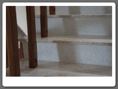 樓梯階高立板採抿石子施作，提升美觀與質感。