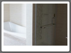 淋浴間以實牆設計，提高使用機能。(一般採玻璃門)