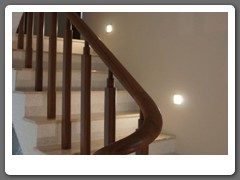 樓梯側邊無樑凸出，好走又美觀。直接於梯前安置L E D階前燈，讓爬樓梯時更安全。