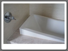 將浴缸水龍頭裝設牆面，美觀之外更便於浴缸進出的使用。